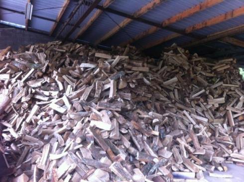 Pile de bois de chauffage à l'entrepot de Nouzieres Espaces Verts (Saint-Céré, Bretenoux)